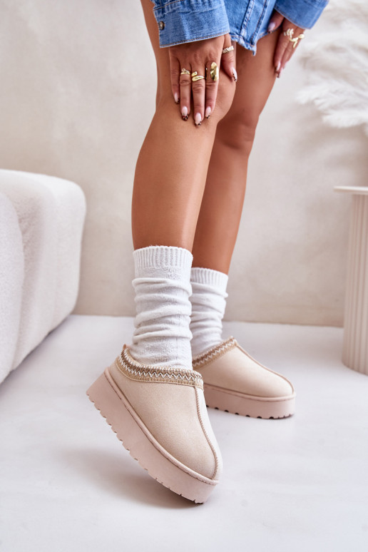Bottes de neige Féminin avec une plateforme réchauffer avec de la fourrure à l intérieur couleur ivoire Remenia Bottes de neige Féminin avec une plateforme réchauffer avec de la fourrure à l intérieur couleur ivoire Remenia