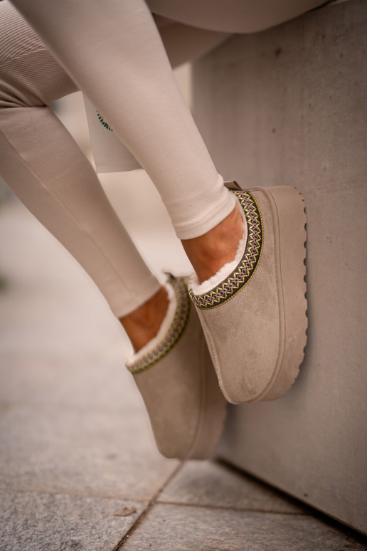 Bottes de neige Féminin avec une plateforme réchauffer avec de la fourrure à l intérieur couleur verte Remenia