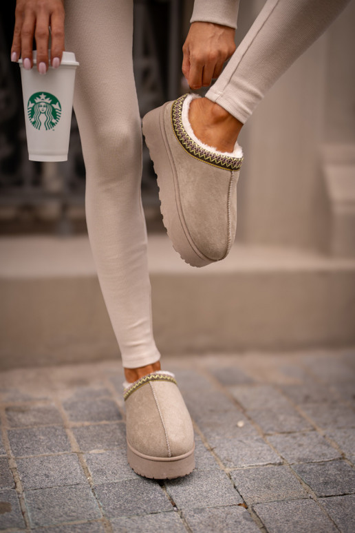 Bottes de neige Féminin avec une plateforme réchauffer avec de la fourrure à l intérieur couleur verte Remenia