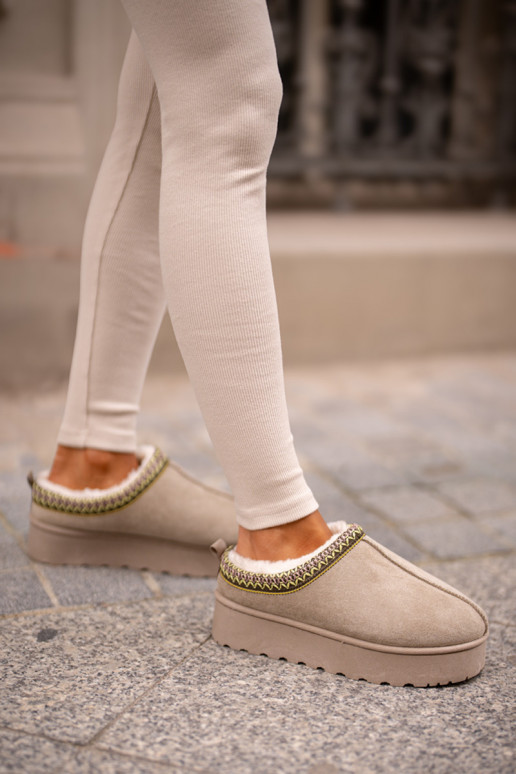 Bottes de neige Féminin avec une plateforme réchauffer avec de la fourrure à l intérieur couleur verte Remenia