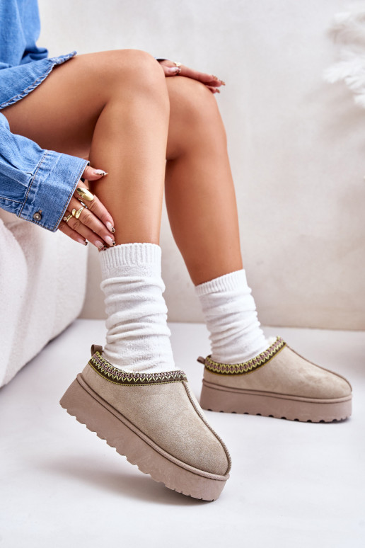 Bottes de neige Féminin avec une plateforme réchauffer avec de la fourrure à l intérieur couleur verte Remenia