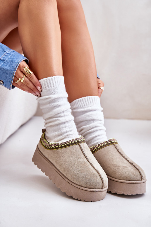 Bottes de neige Féminin avec une plateforme réchauffer avec de la fourrure à l intérieur couleur verte Remenia