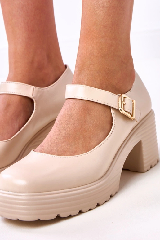 Zandkleurige halfhoge schoenen met... Zandkleurige halfhoge schoenen met...