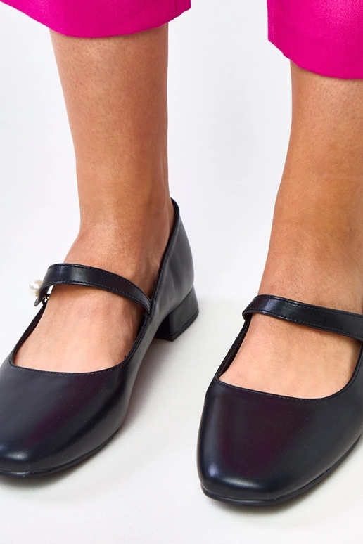 Schwarze flache Schuhe mit... Schwarze flache Schuhe mit...