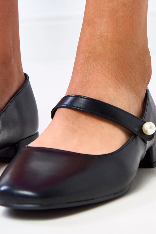 Chaussures à talon bas noires avec... Chaussures à talon bas noires avec...