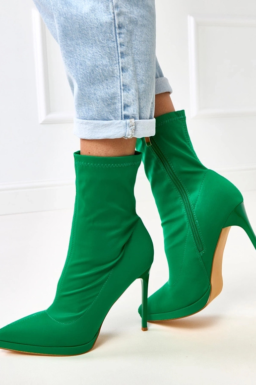 Bottines satinées vertes à talon haut...