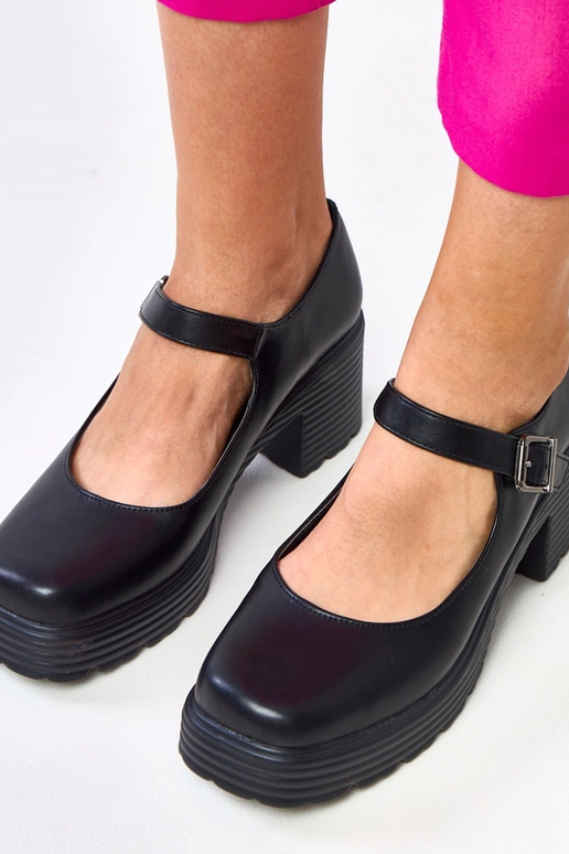 Zwarte halfhoge schoenen met hak en... Zwarte halfhoge schoenen met hak en...