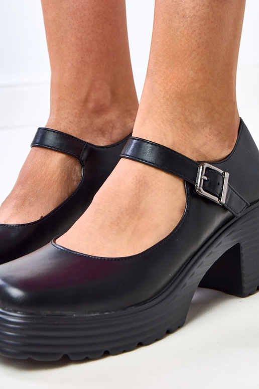 Zwarte halfhoge schoenen met hak en... Zwarte halfhoge schoenen met hak en...