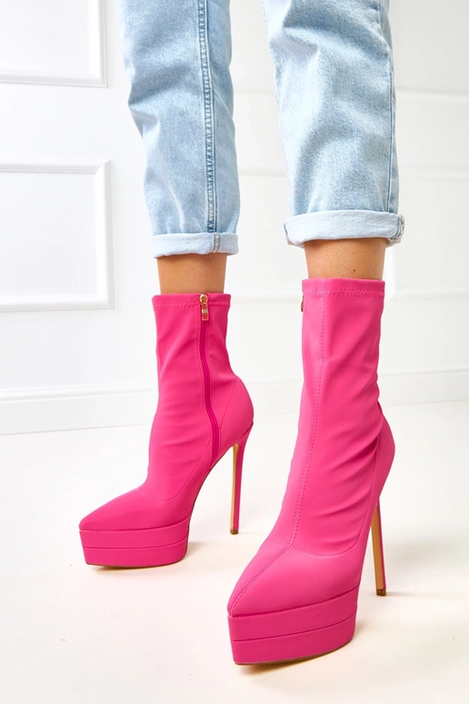 Bottines roses en satin à talon haut...