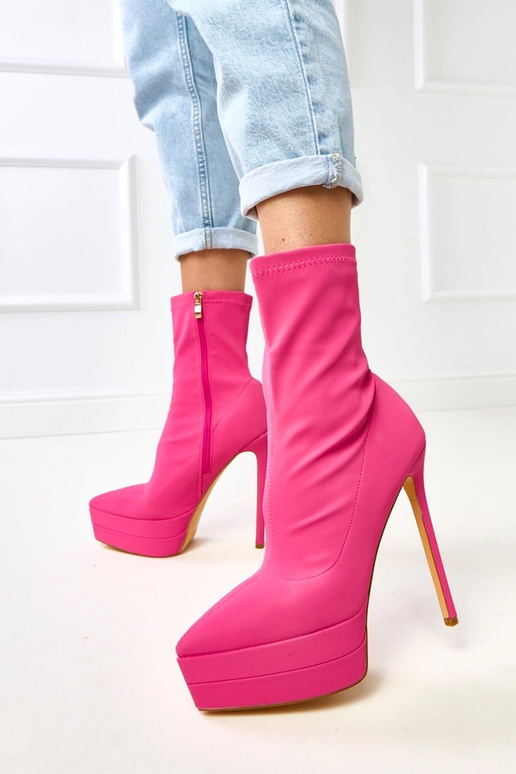 Roze satijnen enkellaarsjes op een...