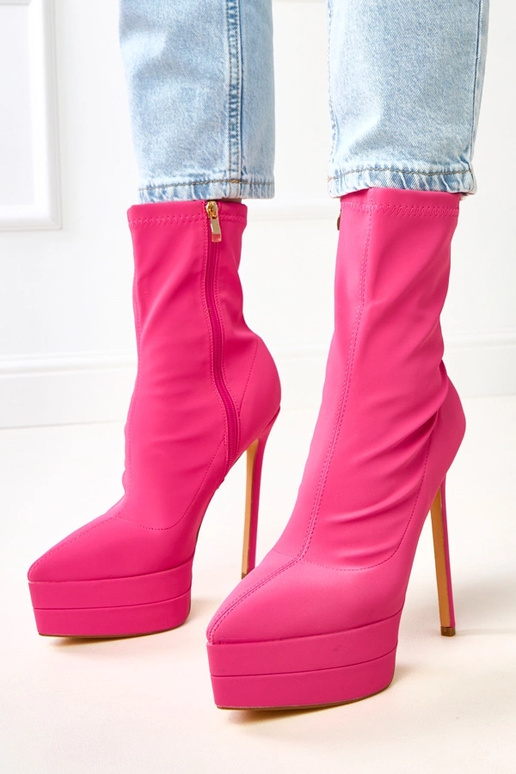 Bottines roses en satin à talon haut...