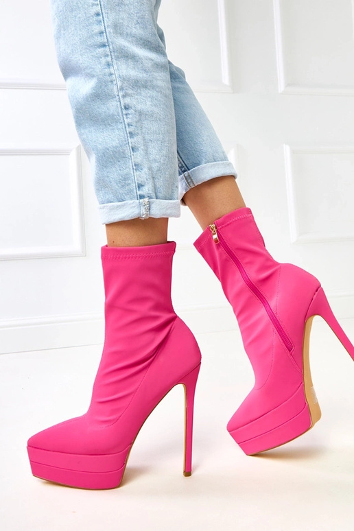 Roze satijnen enkellaarsjes op een...