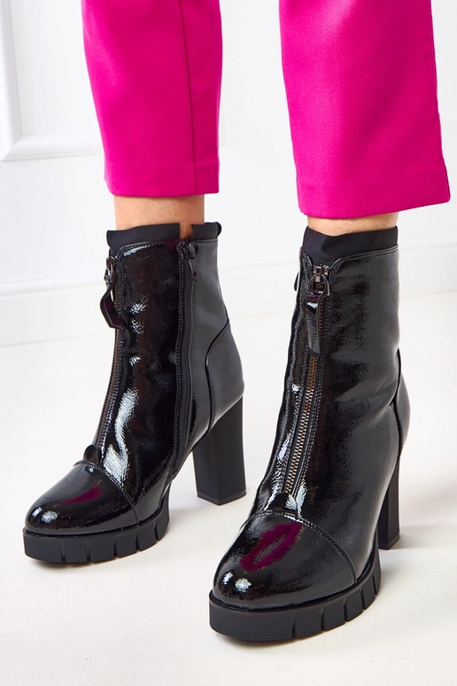 Schwarze lackierte Stiefeletten auf...