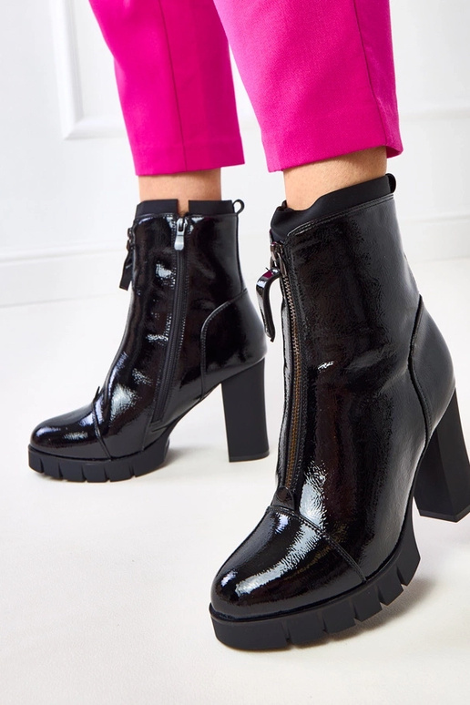 Schwarze lackierte Stiefeletten auf...