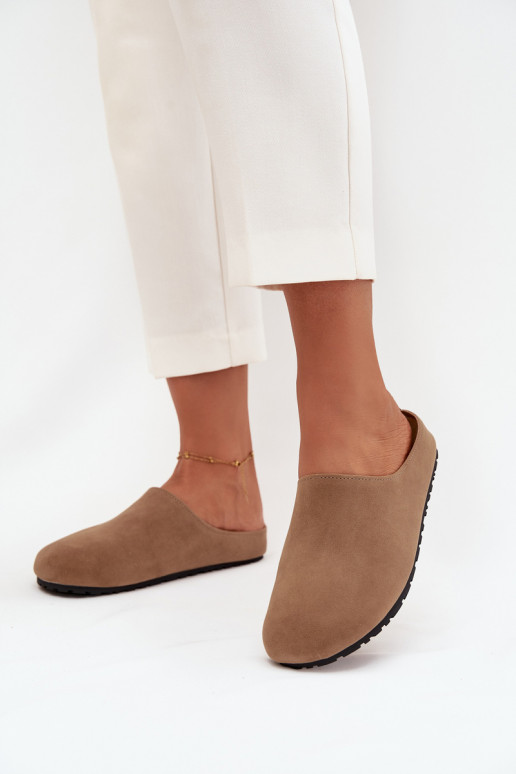 Chaussons Sabots Féminin avec une plateforme beige Sylviane Chaussons Sabots Féminin avec une plateforme beige Sylviane