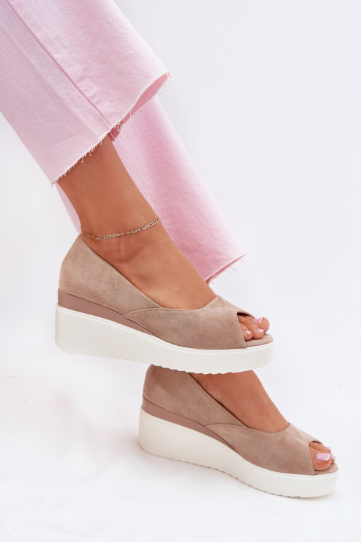 Sandales pour femmes Sur un coin Z en daim écologiqueu beige Velira Sandales pour femmes Sur un coin Z en daim écologiqueu beige Velira