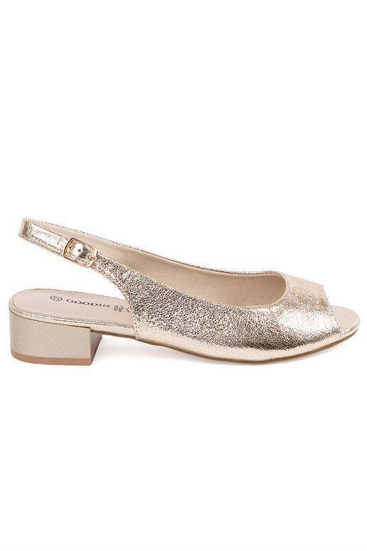 Goldene Sandalen mit niedrigem Absatz Goldene Sandalen mit niedrigem Absatz