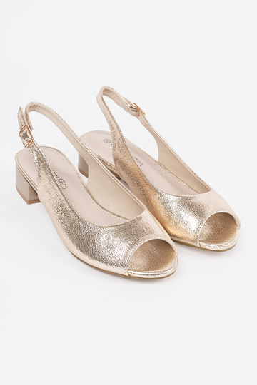 Gouden sandalen op een lage hak