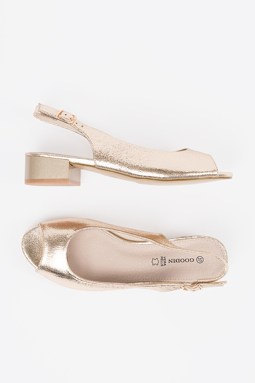 Goldene Sandalen mit niedrigem Absatz Goldene Sandalen mit niedrigem Absatz