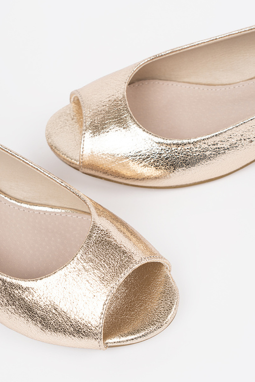 Gouden sandalen op een lage hak Gouden sandalen op een lage hak