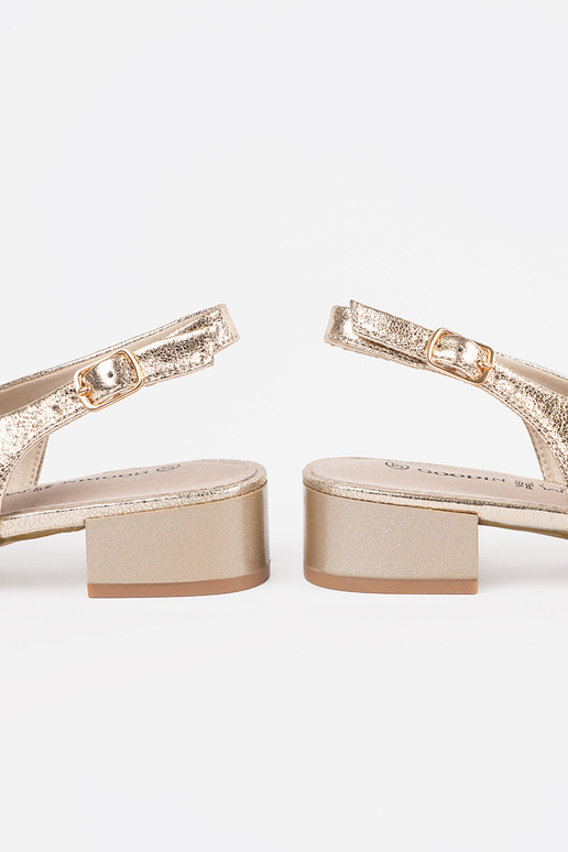 Gouden sandalen op een lage hak Gouden sandalen op een lage hak