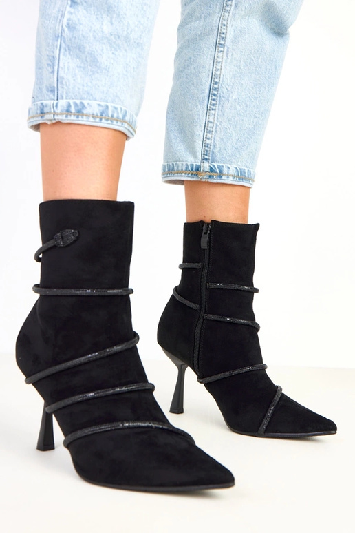 Bottines noires à talon ornées de...