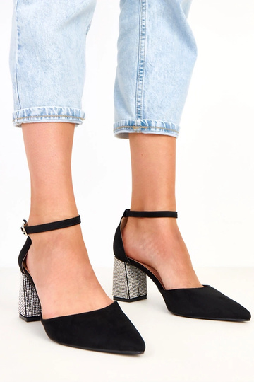 Sona zwarte hakken op een...