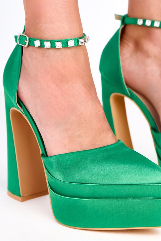 Tolani groene hakken op plateau met... Tolani groene hakken op plateau met...