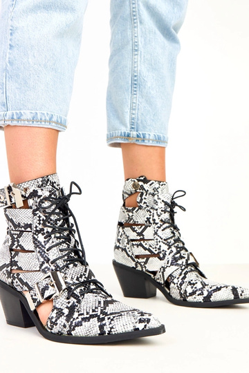 Verica zwart-witte laarzen op een blokhak met uitsparingen