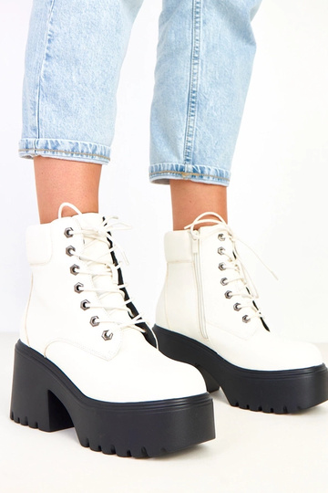 Janja witte laarzen op een...