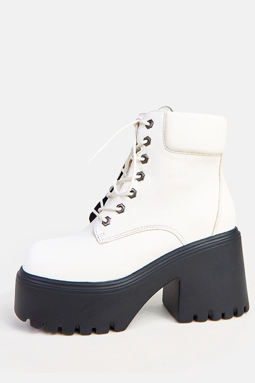 Janja witte laarzen op een massieve...