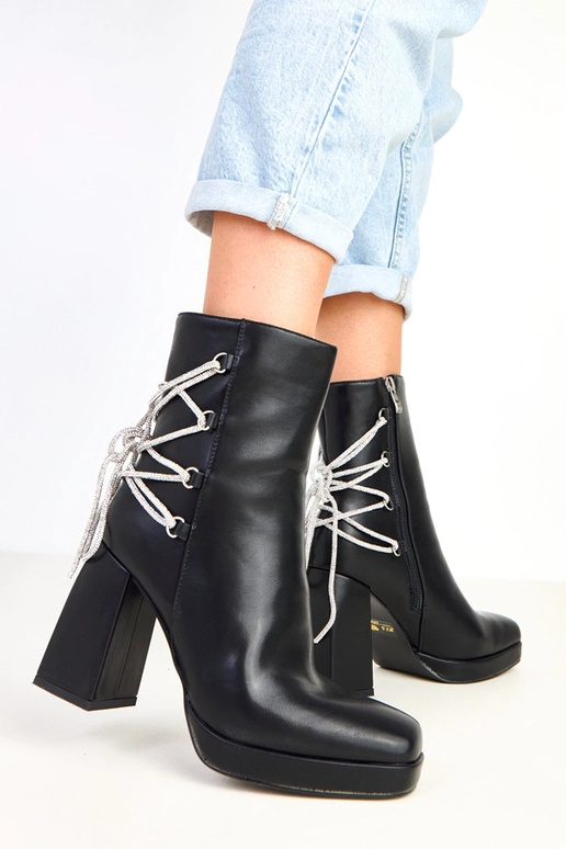 Schwarze Stiefeletten mit Blockabsatz...