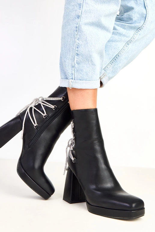 Schwarze Stiefeletten mit Blockabsatz...