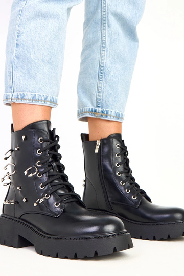Ebony bottines noires sur plateforme avec des décorations métalliques