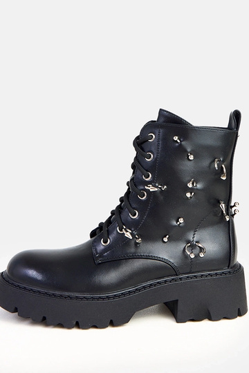 Ebony bottines noires sur plateforme avec des décorations métalliques 2