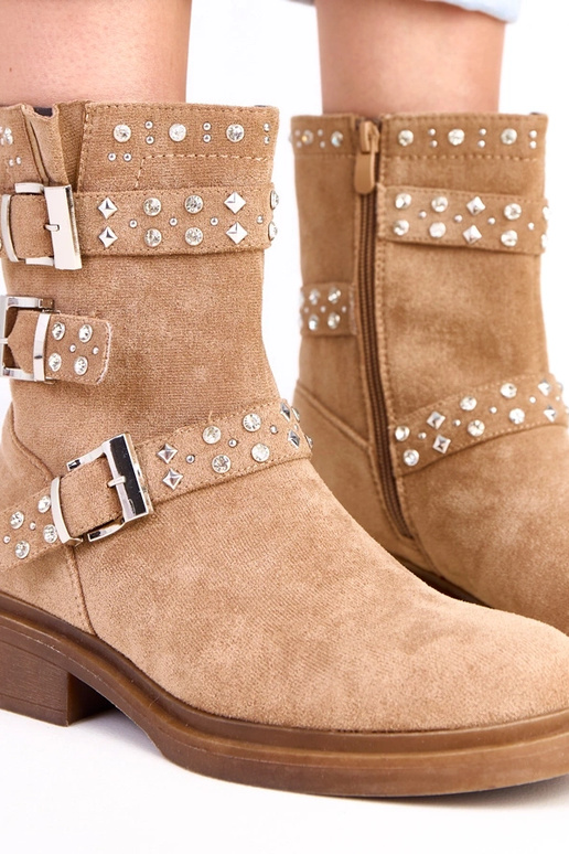 Rode botines met zirconia op een lage...