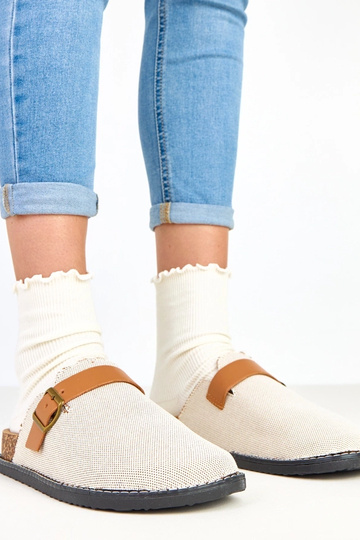 Bruine slippers op een...