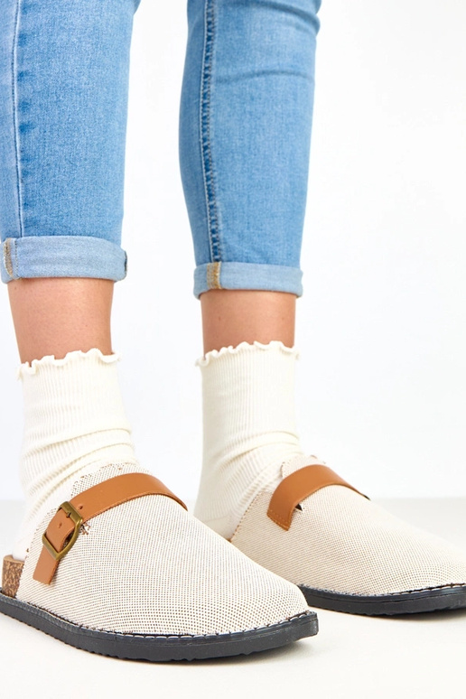 Braune Clogs auf Kork-Plateau mit... Braune Clogs auf Kork-Plateau mit...