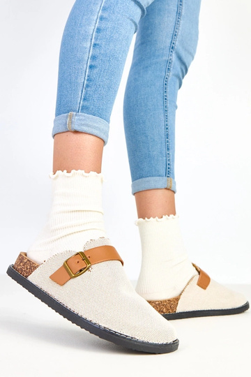 Bruine slippers op een... 2