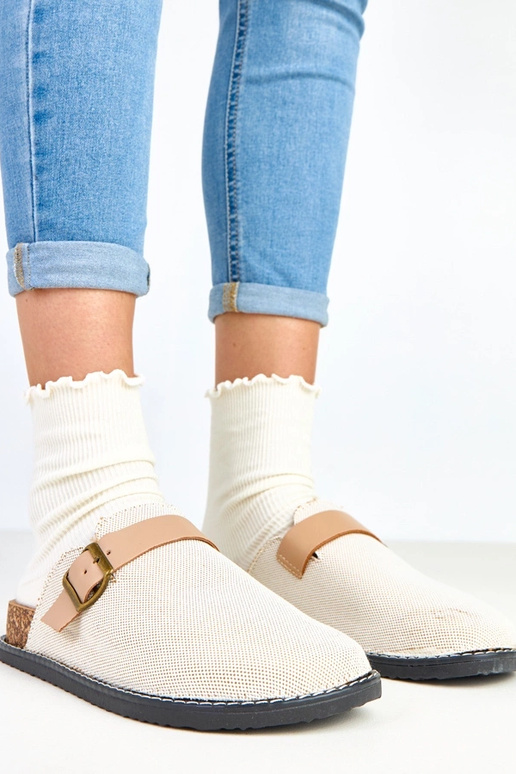 Beige Clogs auf Kork-Plateau mit... Beige Clogs auf Kork-Plateau mit...