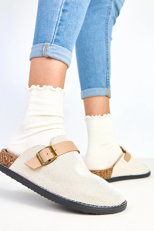 Beige Clogs auf Kork-Plateau mit... Beige Clogs auf Kork-Plateau mit...