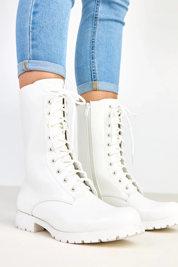 Witte botines op een lage...