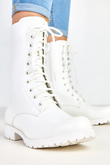 Bottes blanches à petit... 2