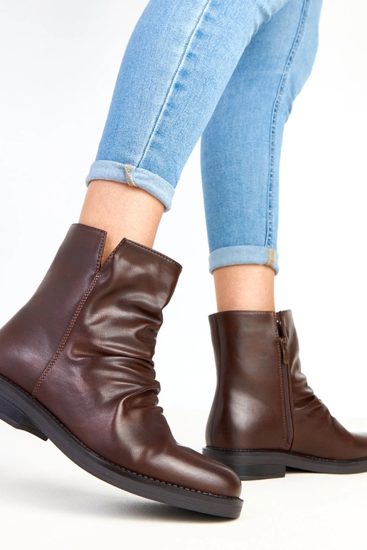 Bruine damesbotines met plooien aan... Bruine damesbotines met plooien aan...