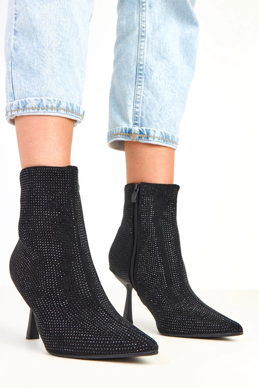 Zwarte botines op hoge hak versierd... Zwarte botines op hoge hak versierd...