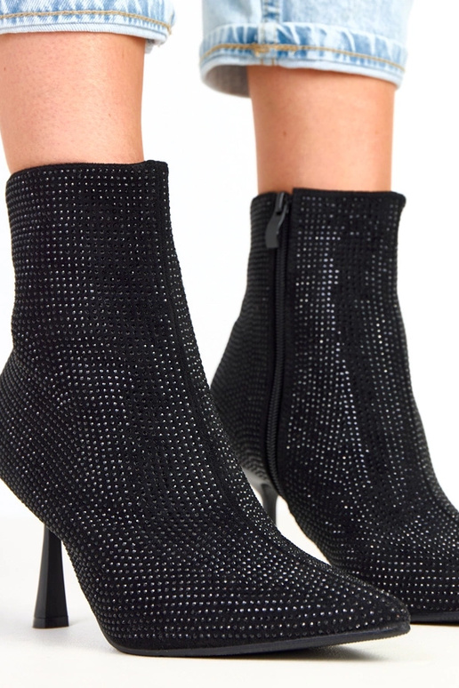 Schwarze Stiefeletten auf Absatz mit... Schwarze Stiefeletten auf Absatz mit...