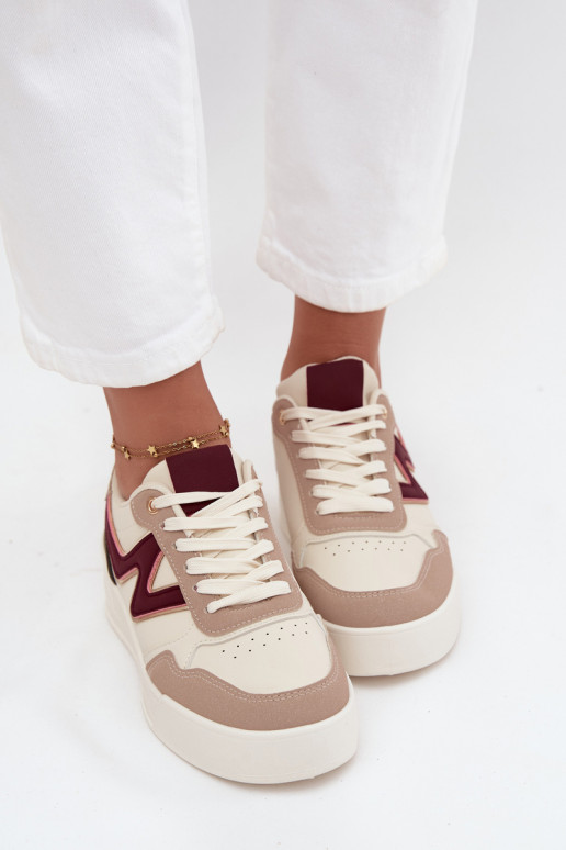 Chaussures modèle baskets Féminin avec une plateforme avec des détails dorés beige Zalvra Chaussures modèle baskets Féminin avec une plateforme avec des détails dorés beige Zalvra