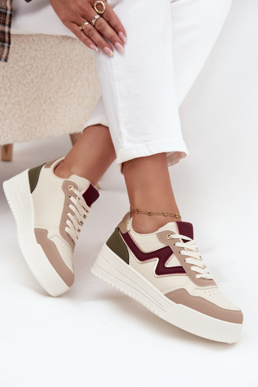 Chaussures modèle baskets Féminin avec une plateforme avec des détails dorés beige Zalvra Chaussures modèle baskets Féminin avec une plateforme avec des détails dorés beige Zalvra