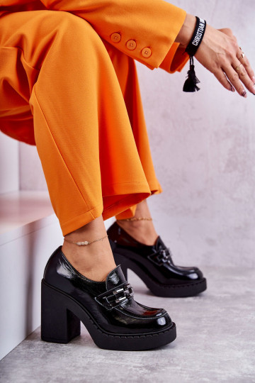 avec effet vernis chaussures Sur un énorme poteau couleur noire Lemar Jaime