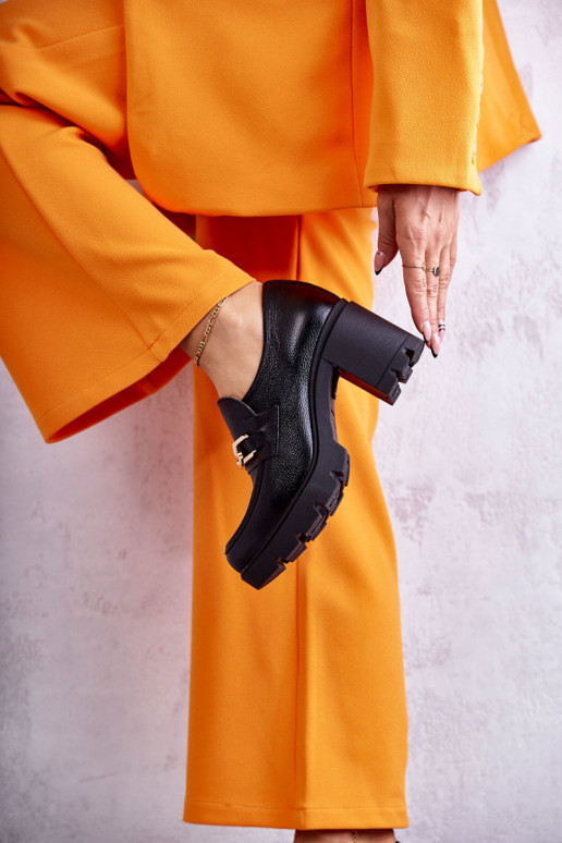 Peau chaussures avec des talons avec des détails dorés couleur noire Lemar Mikeyla